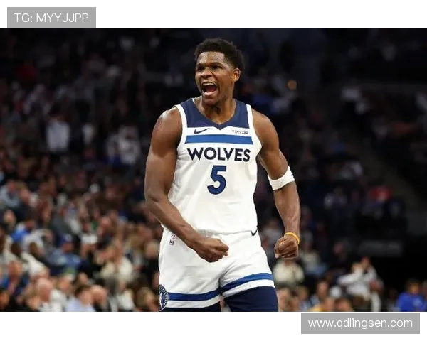 安东尼·爱德华兹的传奇人生与不朽贡献：从飞行员到影视明星的蜕变与辉煌